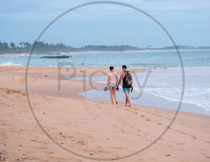Tangalle, Sri Lanka : 2020 Nov 25 : Fishersman In Sunset In The Beach Of Tangalle, Sri Lanka.