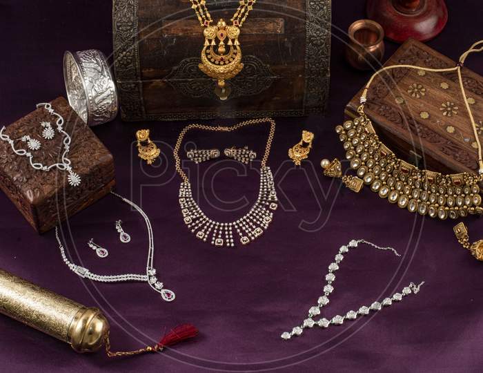 Indian Antique Jewellery And Modern Jewellery With Gold Diamond And Silver Accesories For Wedding And Parties.