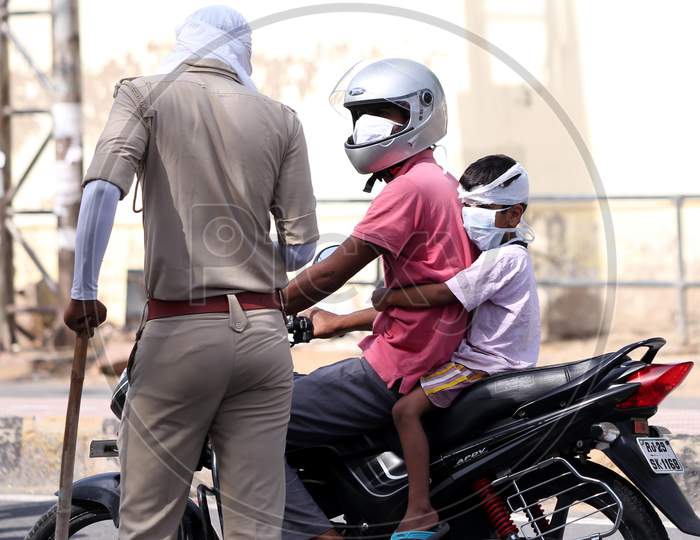 Indian Policemen Inspect Vehicles At A Checkpoint During A Government-Imposed Nationwide Lockdown As A Preventive Measure Against The Spread Of The Covid-19 Coronavirus In Ajmer, Rajasthan, India On 01 May , 2020.