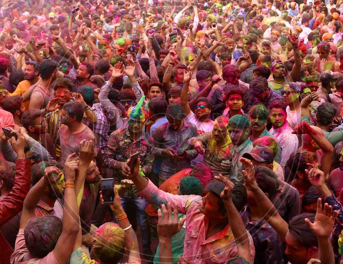 foreign tourist holi in india