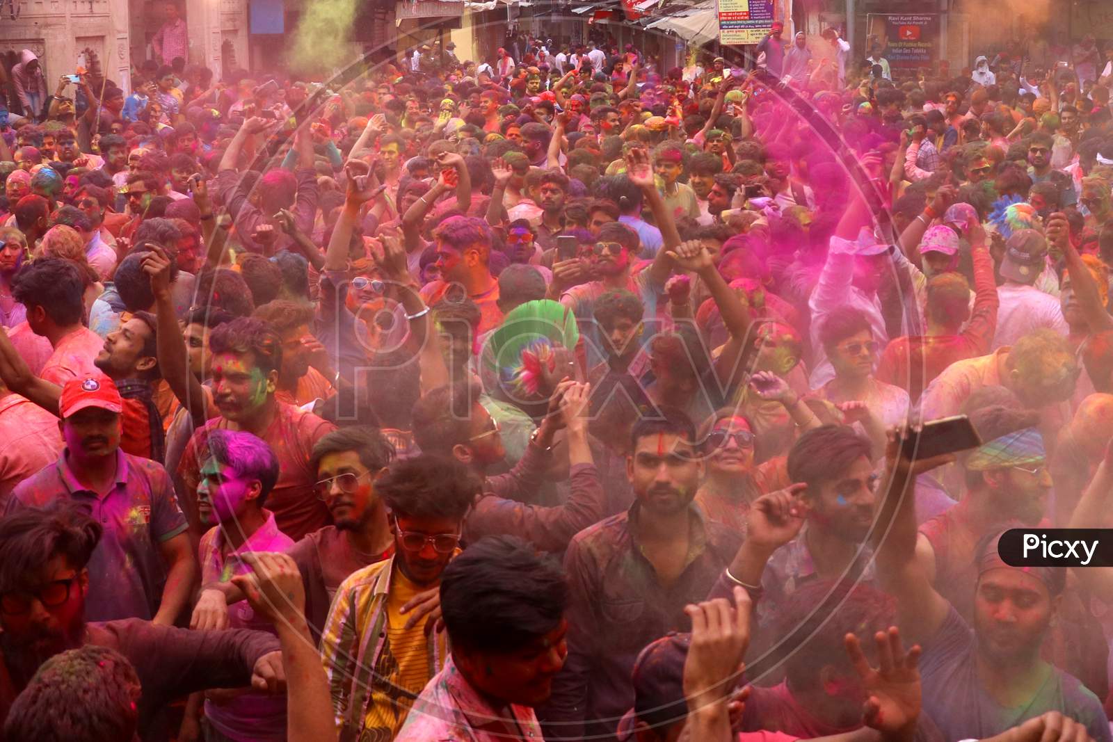 foreign tourist holi in india