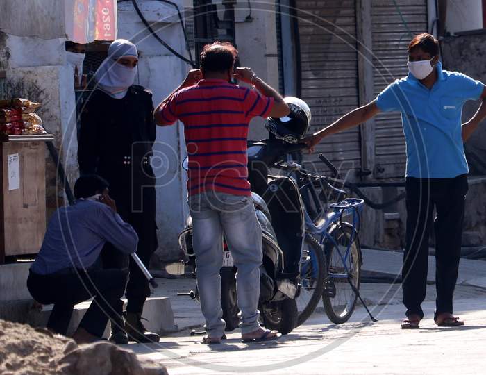 A Policeman Asks People To Do Sit-Ups As Punishment For Going Out Without A Valid Reason During A Government-Imposed Nationwide Lockdown As A Preventive Measure Against The Covid-19 Coronavirus In Ajmer, Rajasthan, India On 21 April 2020.