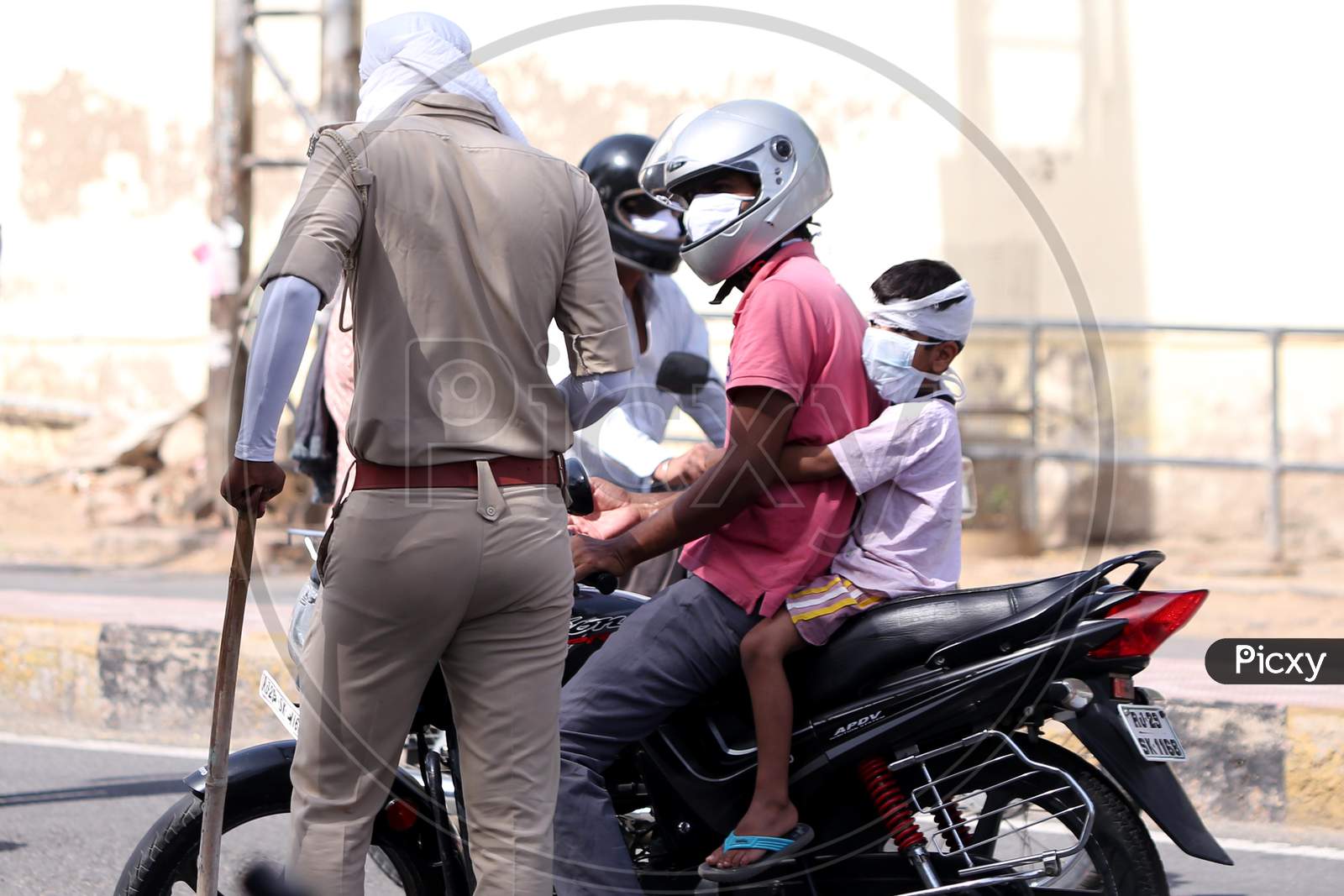 Indian Policemen Inspect Vehicles At A Checkpoint During A Government-Imposed Nationwide Lockdown As A Preventive Measure Against The Spread Of The Covid-19 Coronavirus In Ajmer, Rajasthan, India On 01 May , 2020.