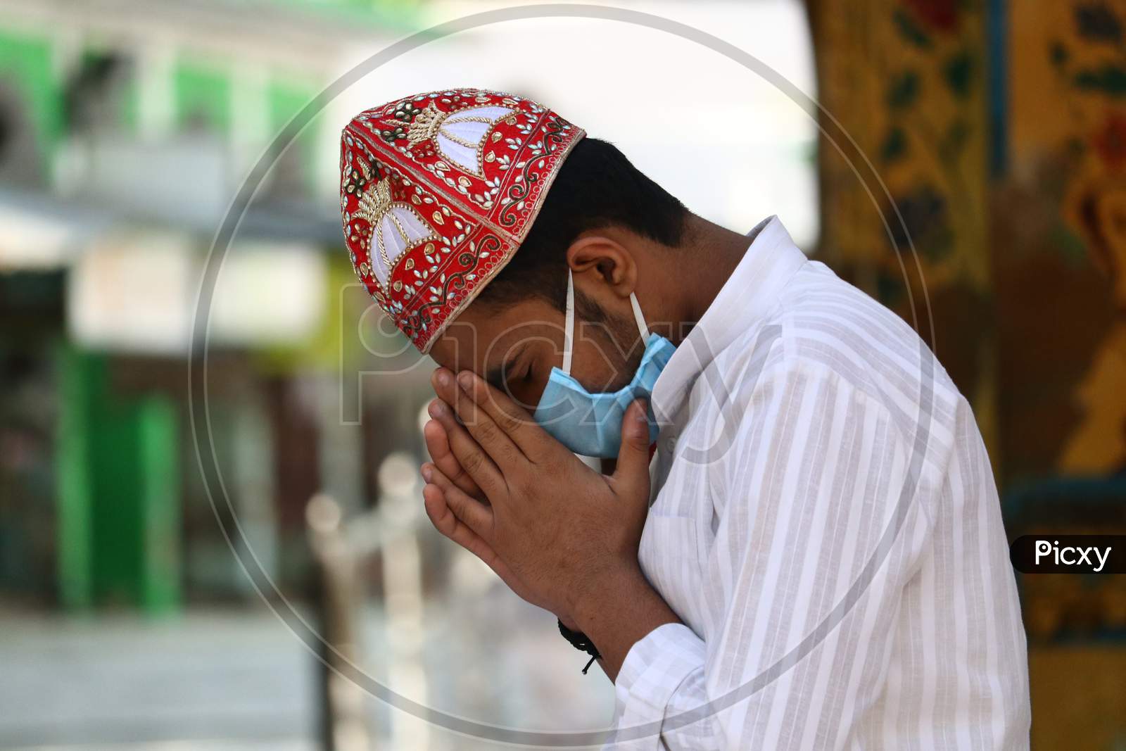 Indian Muslim Devotee Offer Prayer From Outside The Shrine Of Sufi Saint Khwaja Moinuddin Chishti During The Holy Month Of Ramadan, Nationwide Lockdown Imposed In The Wake Of The Deadly Novel Coronavirus Pandemic In Ajmer, Rajasthan,India. April 28, 2020.