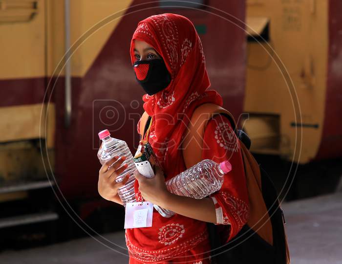 Stranded Migrant Going Pashchim Bangal State By Special Train During A Government-Imposed Nationwide Lockdown As A Preventive Measure Against The Covid-19 Coronavirus In Ajmer, Rajasthan, India On 04 May 2020.