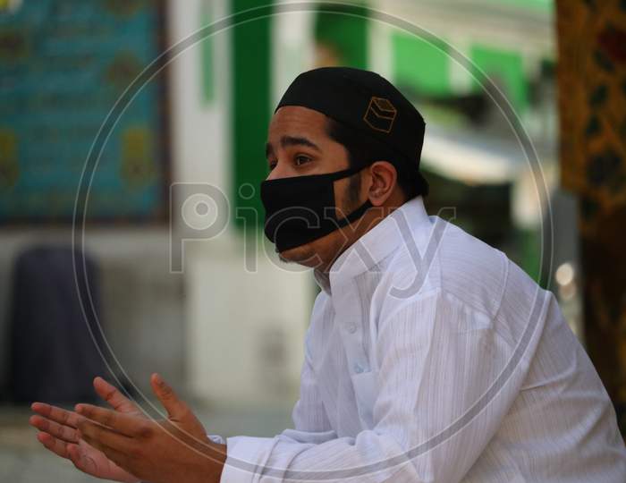 Indian Muslim Devotee Offer Prayer From Outside The Shrine Of Sufi Saint Khwaja Moinuddin Chishti During The Holy Month Of Ramadan, Nationwide Lockdown Imposed In The Wake Of The Deadly Novel Coronavirus Pandemic In Ajmer, Rajasthan,India. April 28, 2020.