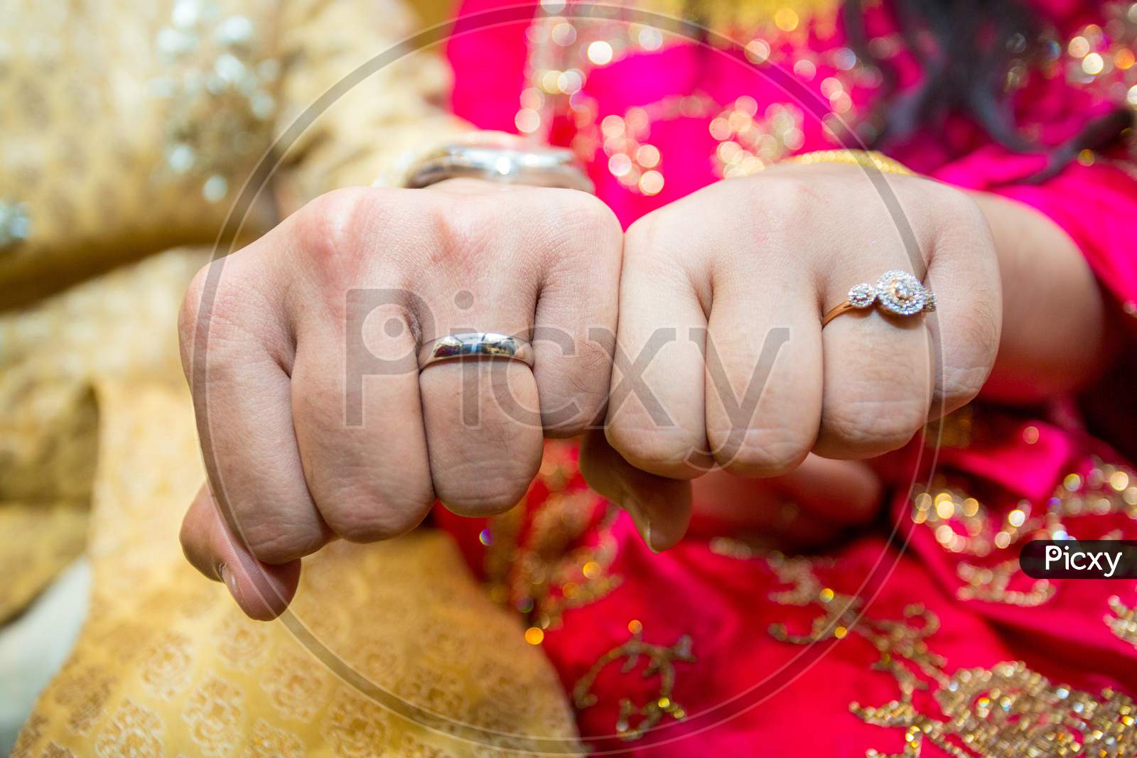 Wedding Rings. he Put the Wedding Ring on Her. Close Up Groom Put the Ring  on Bride Stock Photo - Image of greeting, hands: 122386824