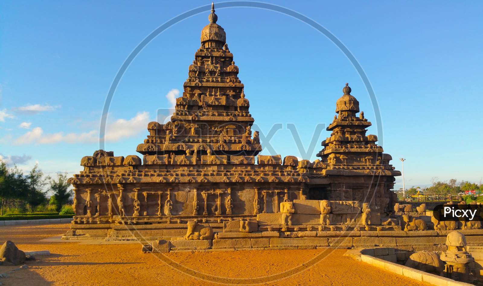 Wide image of Shore Temple in Mahabalipuram