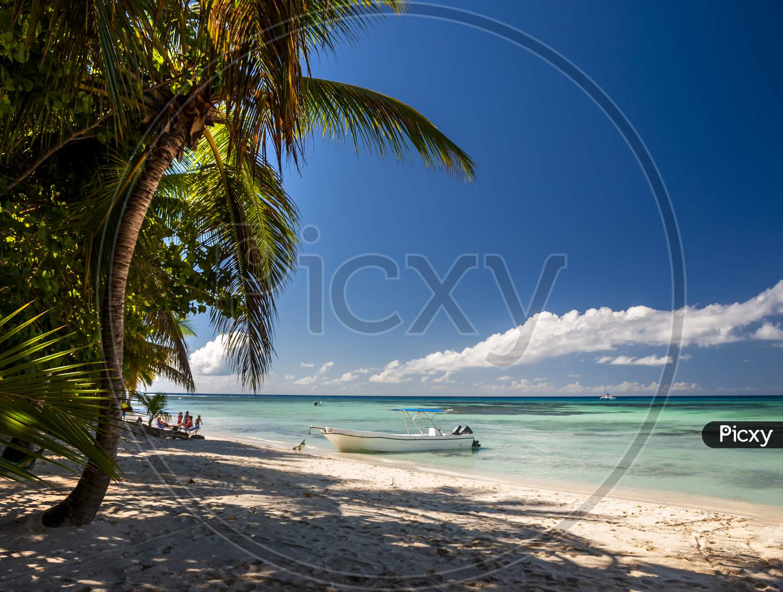 Single motor boat on a Caribbean beach.