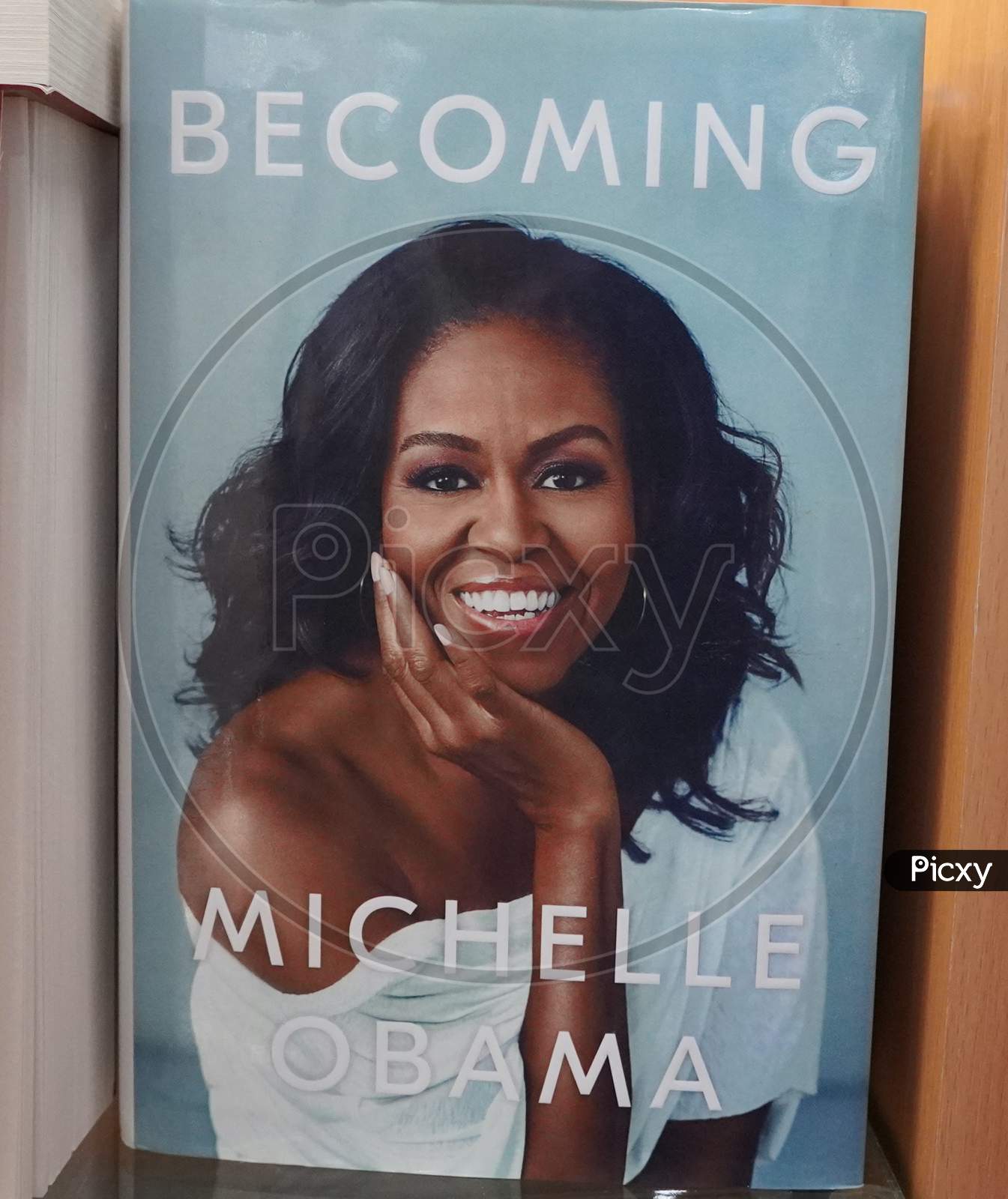 Becoming book written by Michelle Obama at the bookstore. Books by Michelle Obama displayed on the shelves of a book shop. Library - Kochi, India: January 2020