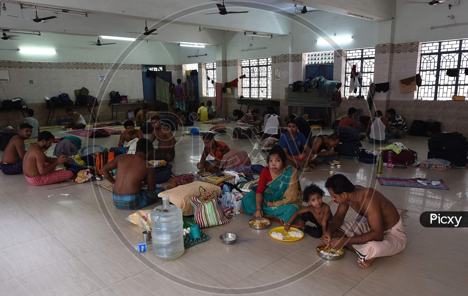  Migrant Workers Eat At Their Camp During A Government-Imposed Nationwide Lockdown As A Preventive Measure Against The Covid-19 Coronavirus, In Chennai.