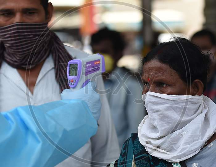  Health Workers Conducting The Thermal Screening Of Migrant Labourers From Bihar During The Ongoing Nationwide Lockdown In The Wake Of Coronavirus Pandemic, In Chennai