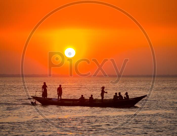 Colorful Golden Sunset On Sea. Fishermans Are Returning Home With Fish, Manually At Sunset On Char Samarj Beach At Chandpur, Bangladesh.