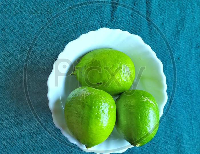 Fresh lemon in a ceramic bowl.