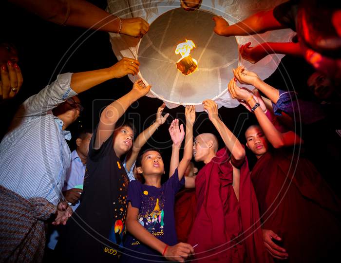 Bangladesh – October 13, 2019: Buddhist Devotees Family Release Sky Lanterns To Worship Buddha'S Relics In Probarona Purnima Festival At Bandarban, Bangladesh.