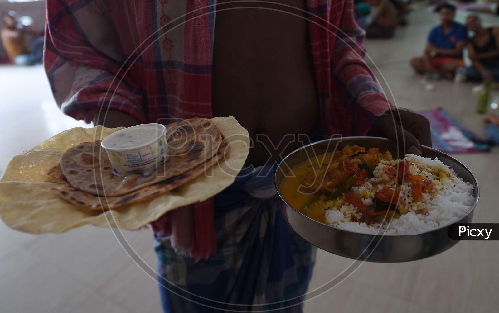  Migrant Workers Eat At Their Camp During A Government-Imposed Nationwide Lockdown As A Preventive Measure Against The Covid-19 Coronavirus, In Chennai.
