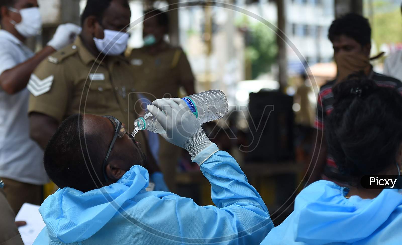  Health Workers Conducting The Thermal Screening Of Migrant Labourers From Bihar During The Ongoing Nationwide Lockdown In The Wake Of Coronavirus Pandemic, In Chennai