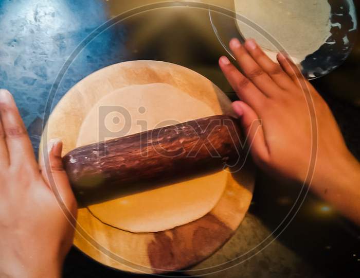 Chapati, Roti, Chakla belan, Hands, Roti making
