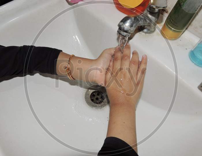 Kid washing hands