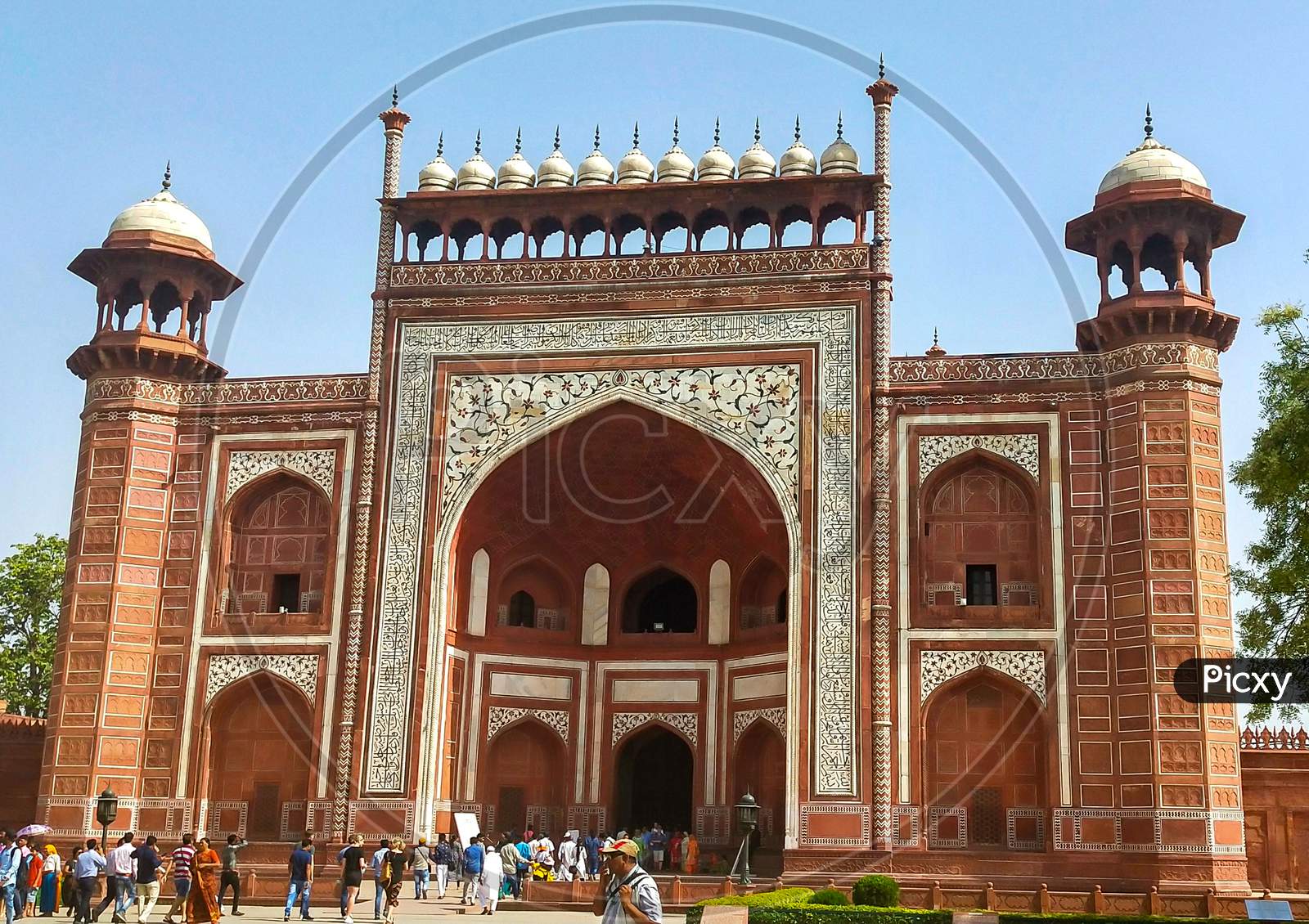 Taj Mahal front gate tourist around