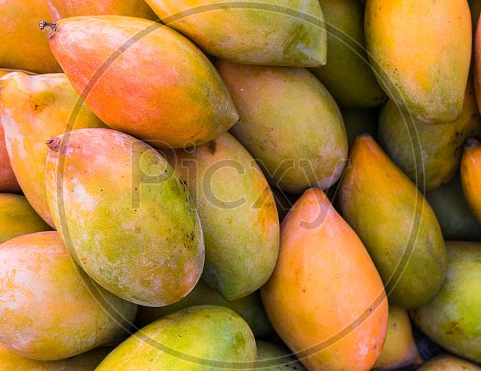 Bunch Of Rip Organic Mangoes Background