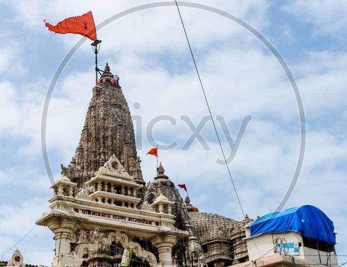 dwarkadhish temple of gujarat is located on the banks of Gomti river