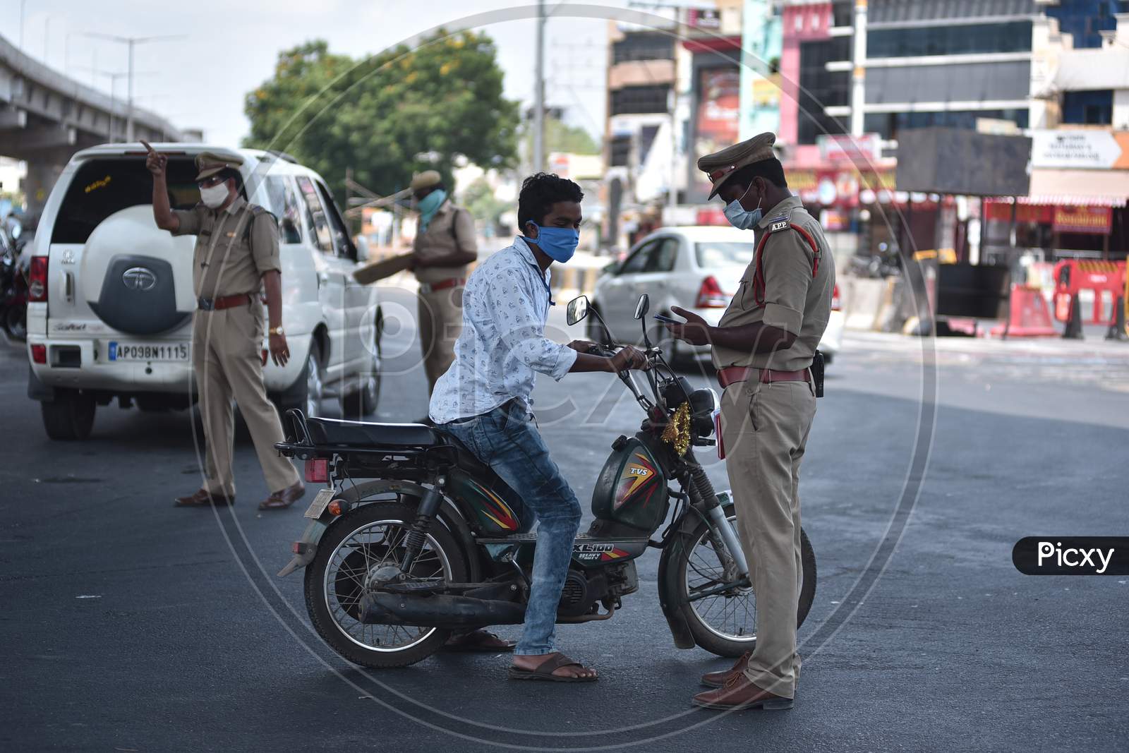 Police Personnel Stops The Commuters And Seeks An Explanation For Violating The Lockdown Norms During The Nationwide Lockdown Amid Coronavirus Pandemic In Vijayawada.