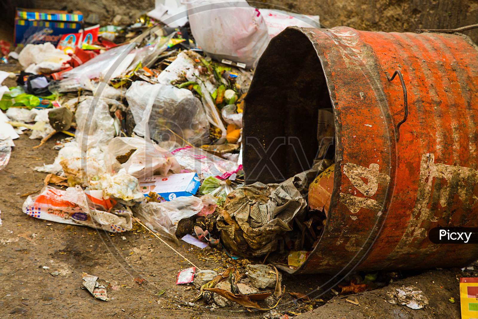 Jodhpur, Rajasthan, India, December 25, 2018: Littering Waste Trash That Have Been Disposed Improperly Around Dust Bin. Garbage Can Is Full. Trash Is Fallen On The Ground. - Image
