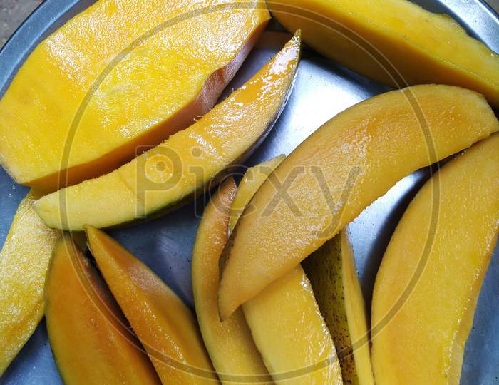 Indian mango fruit slices