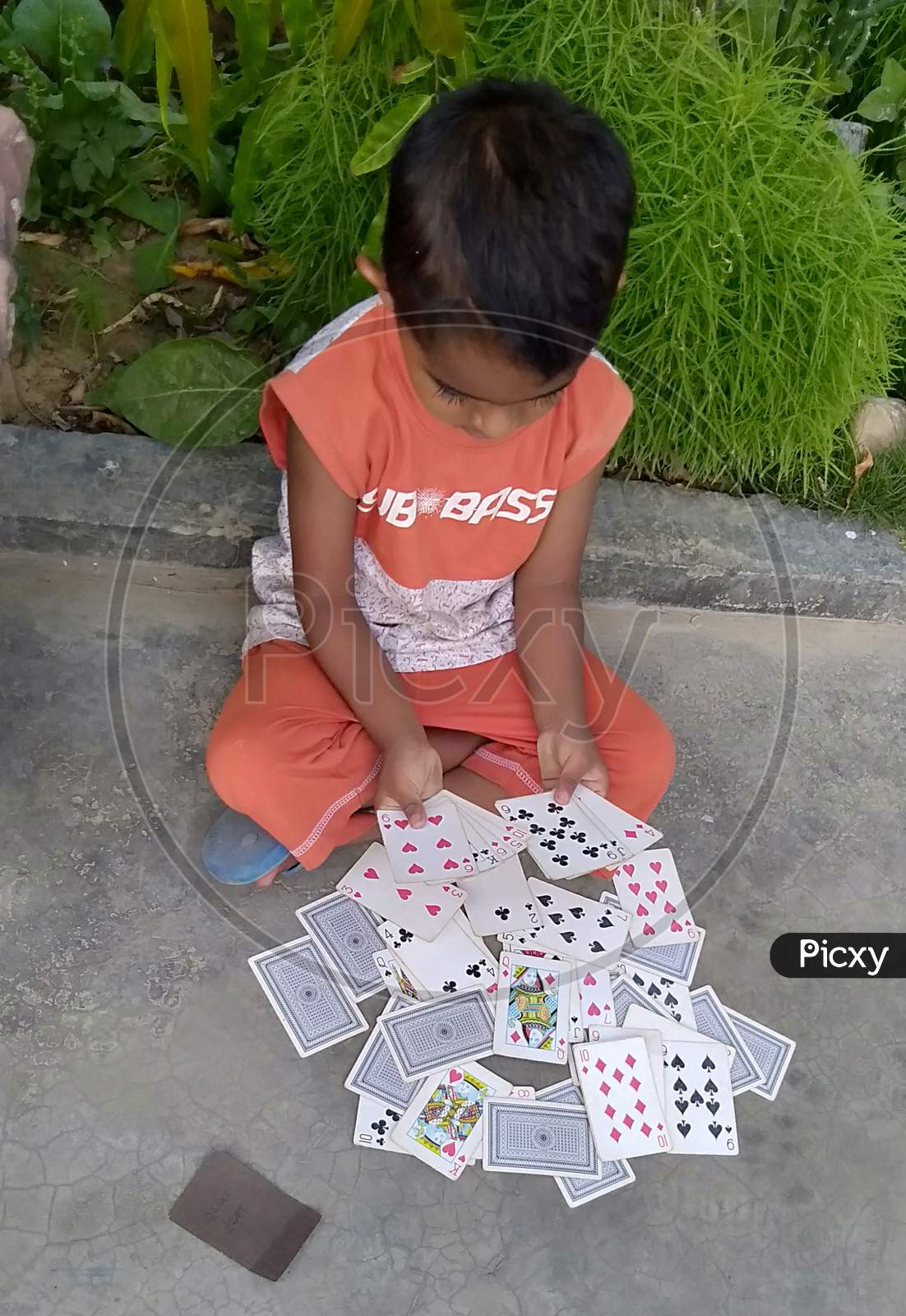 A baby people played by CARDS game in downs