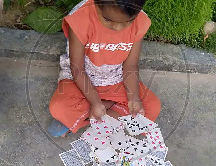 A baby people played by CARDS game in downs