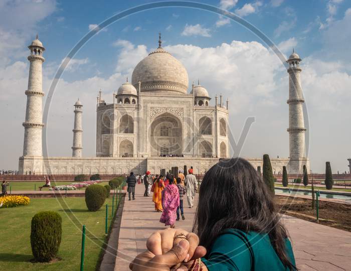 Couple At The Tajmahal The Symbol Of Love And The Seven Wonders Of The World
