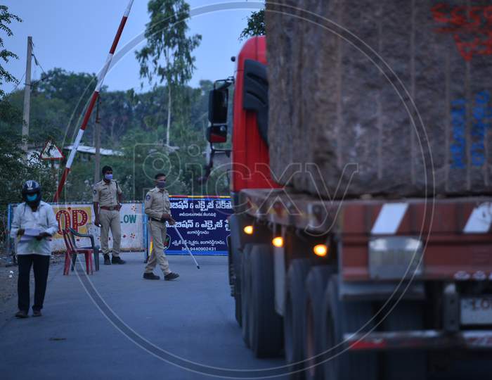Telangana Police Checking The Vehicles At Andhra Pradesh-Telangana Border As The Migrant Workers Cross Borders During Nationwide Lockdown Amidst Coronavirus Or COVID-19 Pandemic In Aswaraopeta, Telangana