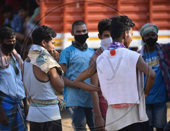 Migrant Workers Waiting For Police Clearance  To Cross  Andhra Pradesh- Telangana Border During Nationwide Lockdown Amidst Coronavirus Or COVID-19 Pandemic in Aswaraopeta, Telangana