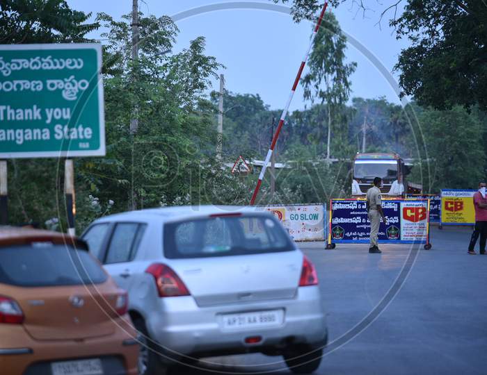 Police waits for migrants at the Telangana State-Andhra Pradesh border For Giving them Clearance to Travel To Their Native places During Nationwide Lockdown Amidst Coronavirus Or COVID-19 Pandemic in Aswaraopeta, Telangana