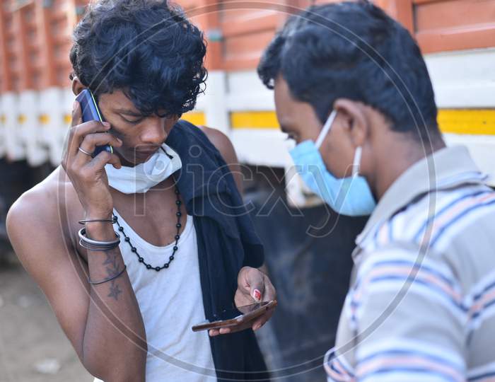 a migrant worker who doesn't have an Aadhar card talks to his family on phone.