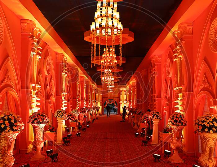 Luxurious Wedding Decoration Entrance Gallery Decorated With Elegant Lamps, Crystal Candle Vintage Chandeliers - Image