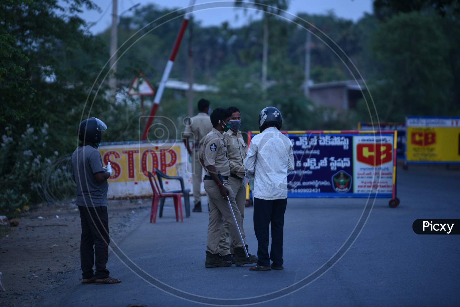Telangana Police Checking The Commuters  At Andhra Pradesh-Telangana Border During Nationwide Lockdown Amidst Coronavirus Or COVID-19 Pandemic In Aswaraopeta, Telangana