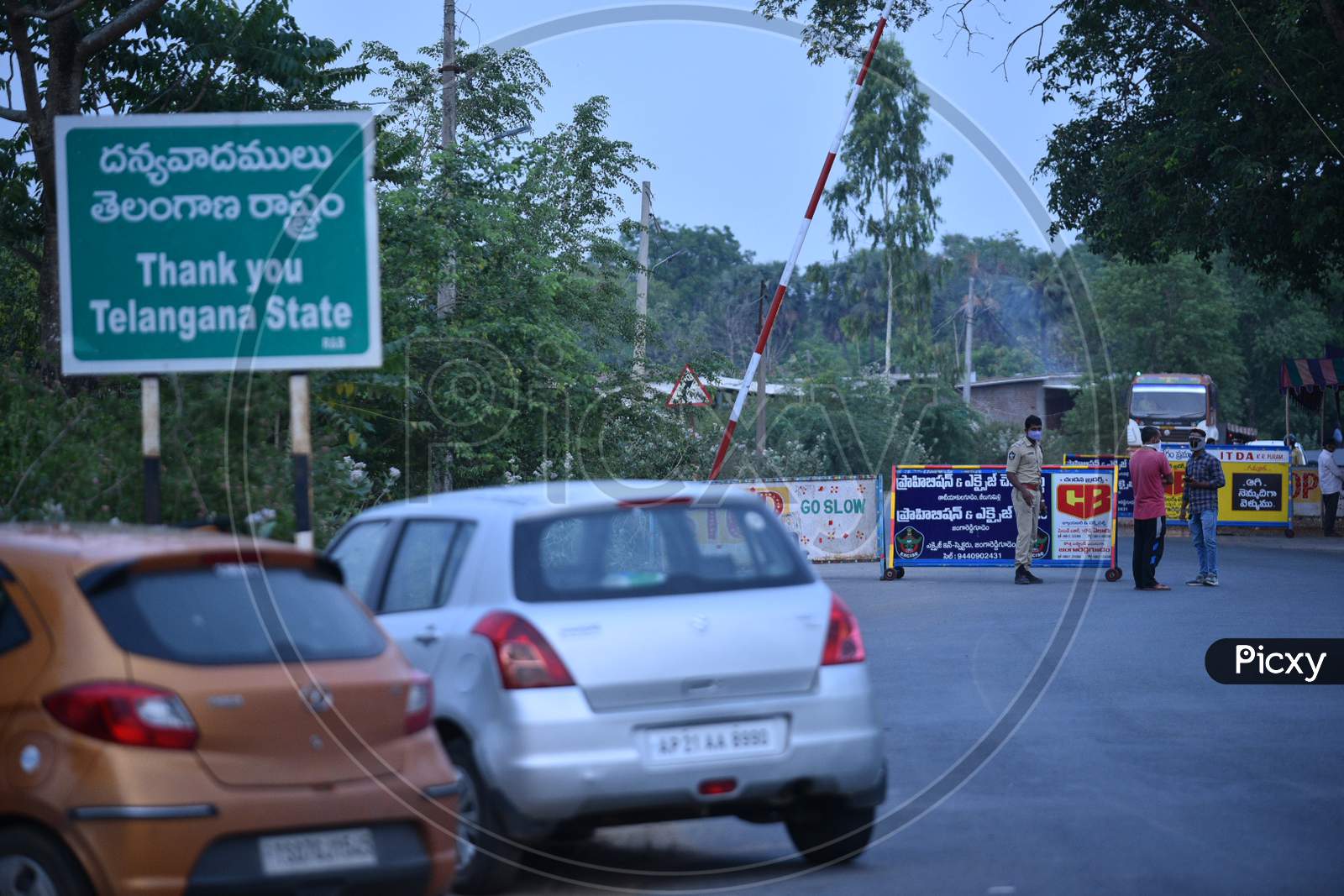 Telangana Police Checking The Vehicles At Andhra Pradesh-Telangana Border During Nationwide Lockdown Amidst Coronavirus Or COVID-19 Pandemic In Aswaraopeta, Telangana
