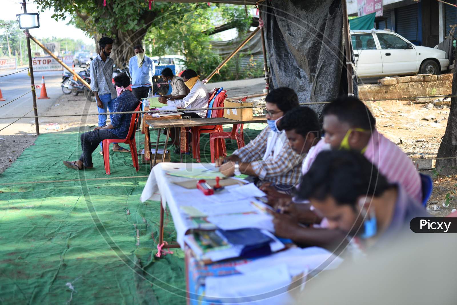 Local Authorities of Aswaraopeta wait for migrants to give them permission To Cross Telangana - Andhra Pradesh Border During Nationwide Lockdown Amidst Coronavirus Or COVID-19 Pandemic In Aswaraopeta, Telangana