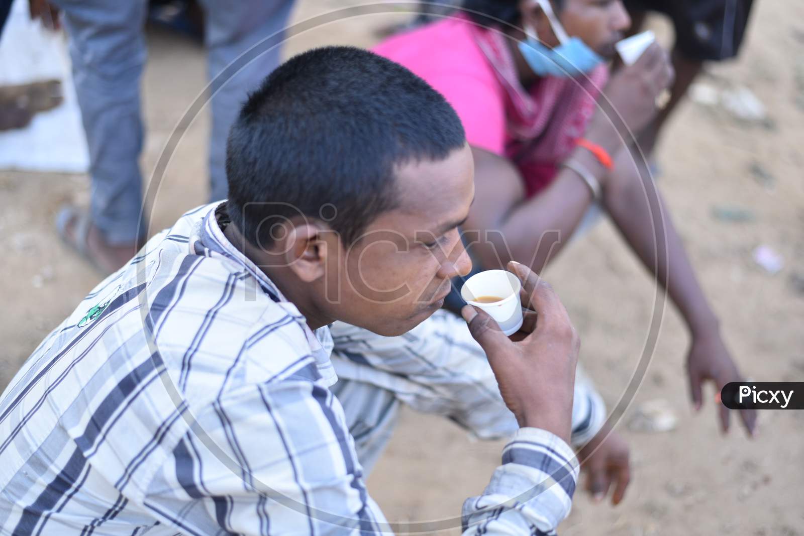 migrant workers drink tea