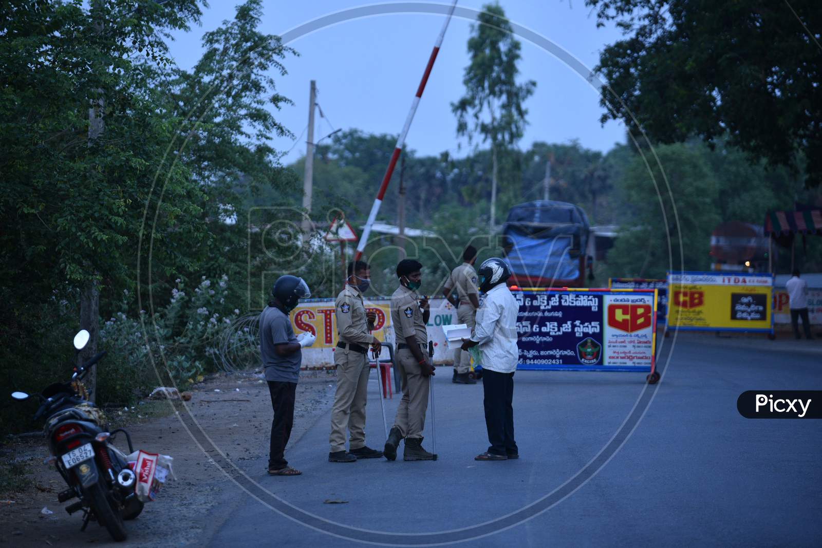 Telangana Police Checking Commuters At Andhra Pradesh-Telangana Border During Nationwide Lockdown Amidst Coronavirus Or COVID-19 Pandemic In Aswaraopeta, Telangana