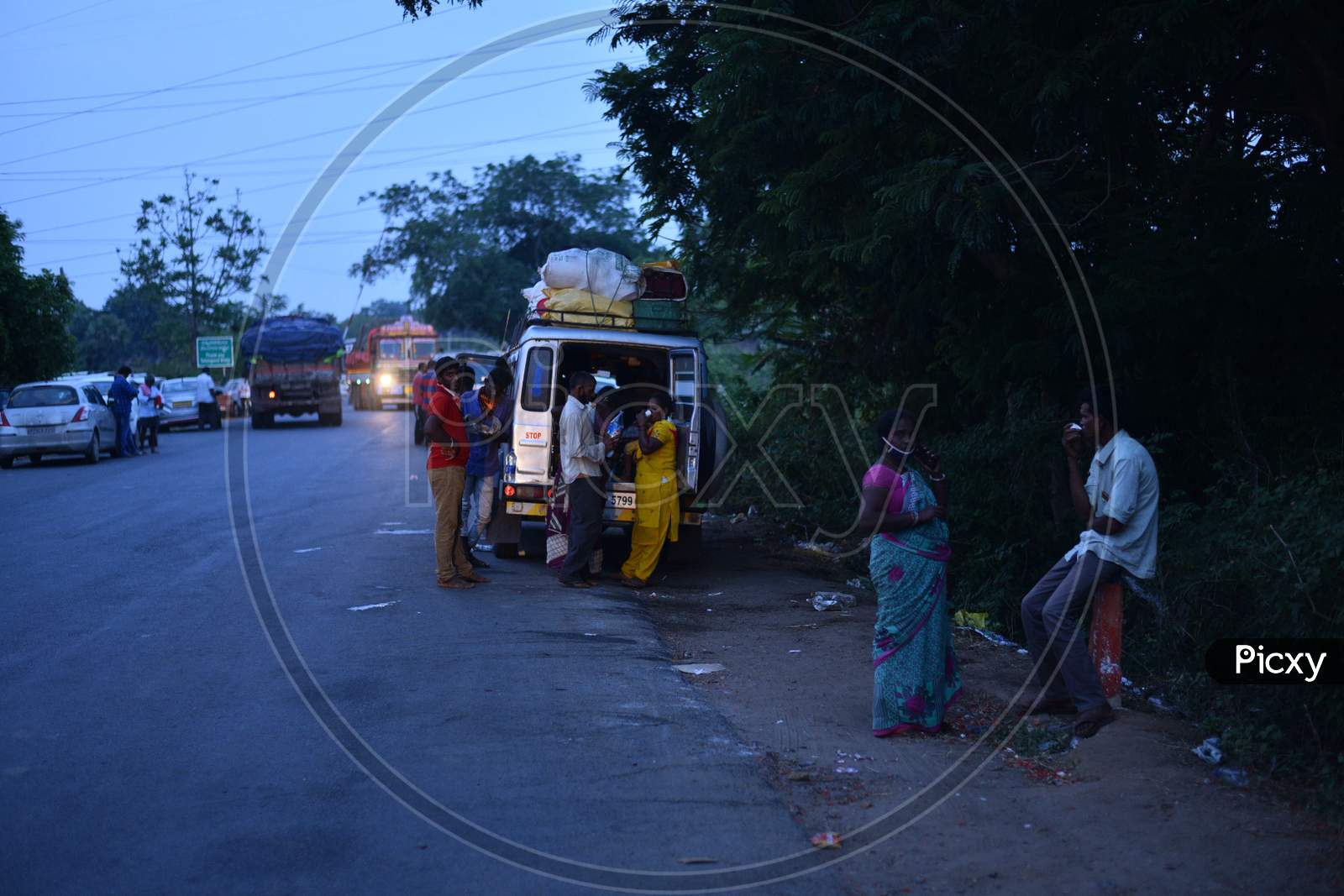 Migrant Workers Arrived At Borders Waiting For Police Clearance At Andhra Pradesh - Telangana Border During Nationwide Lockdown Amidst Coronavirus Or COVID-19 Pandemic In Aswaraopeta, Telangana