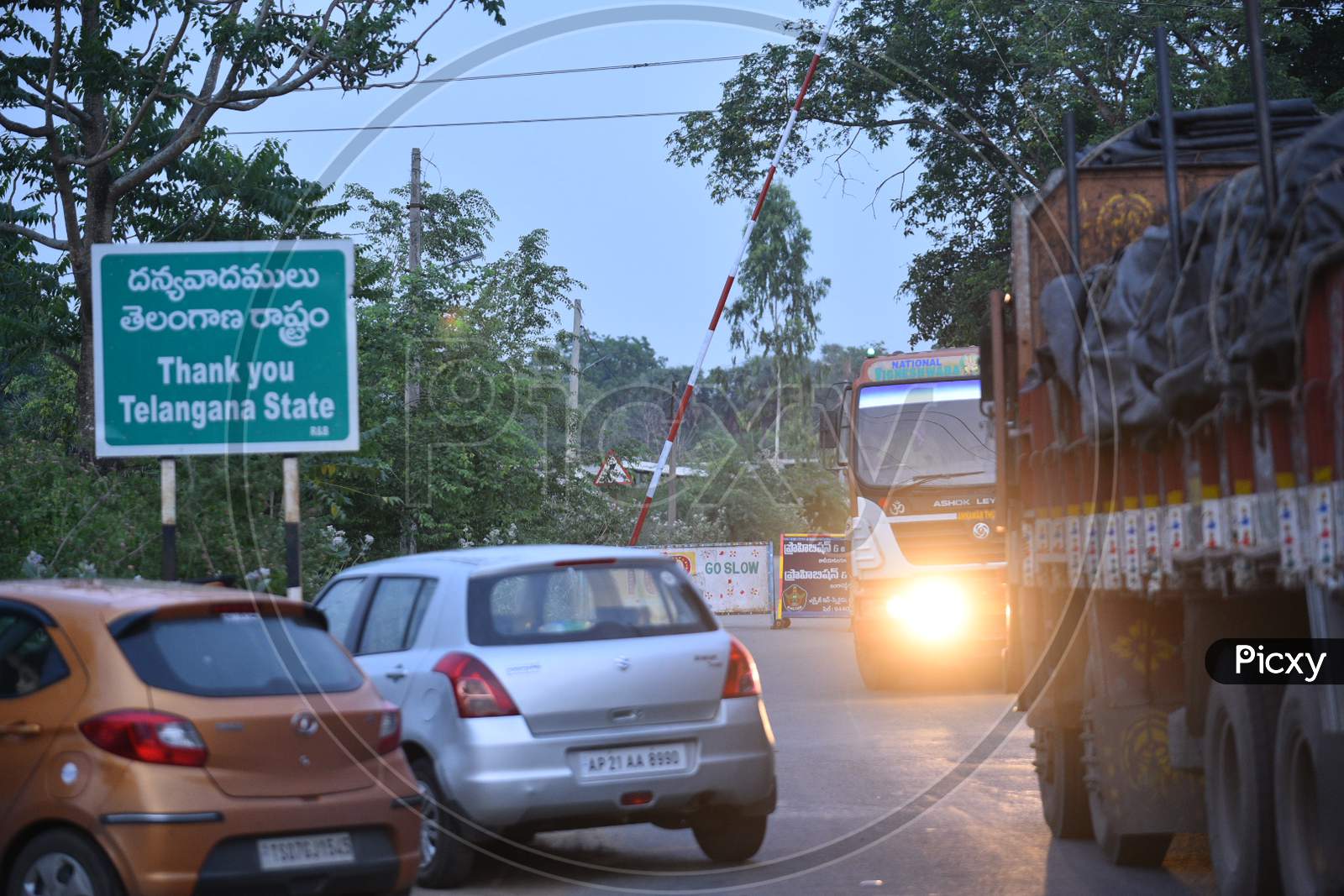 Telangana Police Checking The Vehicles At Andhra Pradesh-Telangana Border Checkpost As The Migrant Workers Crossing Borders During Nationwide Lockdown Amidst Coronavirus Or COVID-19 Pandemic In Aswaraopeta, Telangana