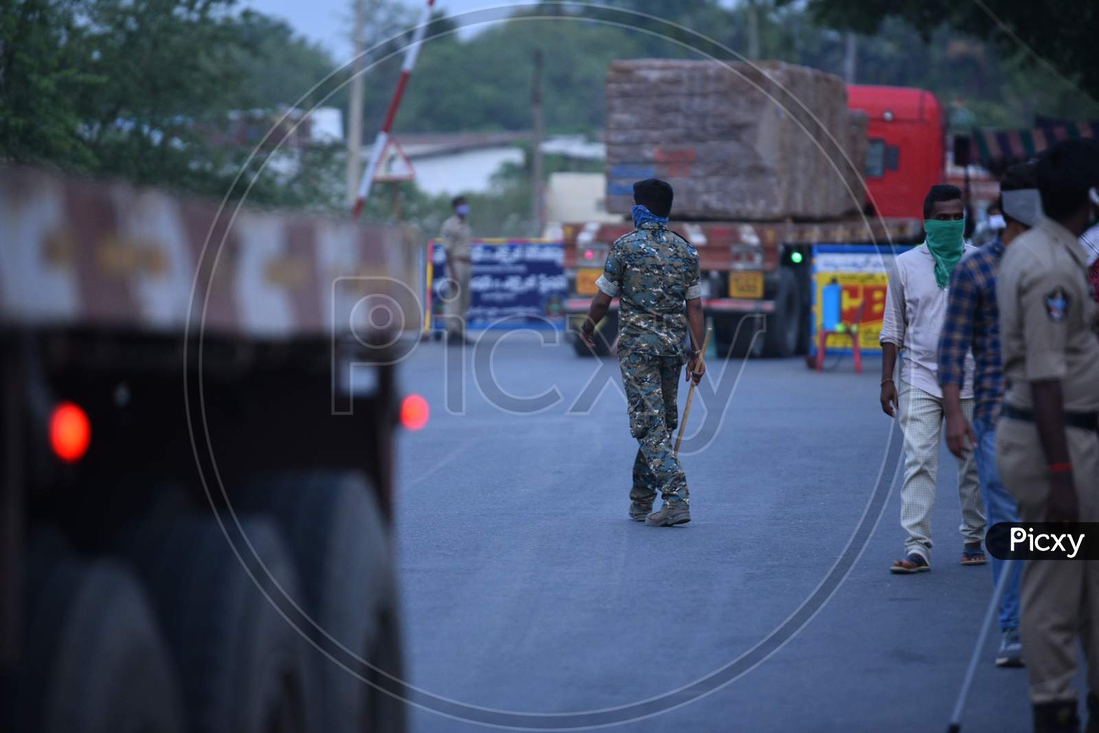 Image Of Telangana Police Checking The Vehicles At Andhra Pradesh ...