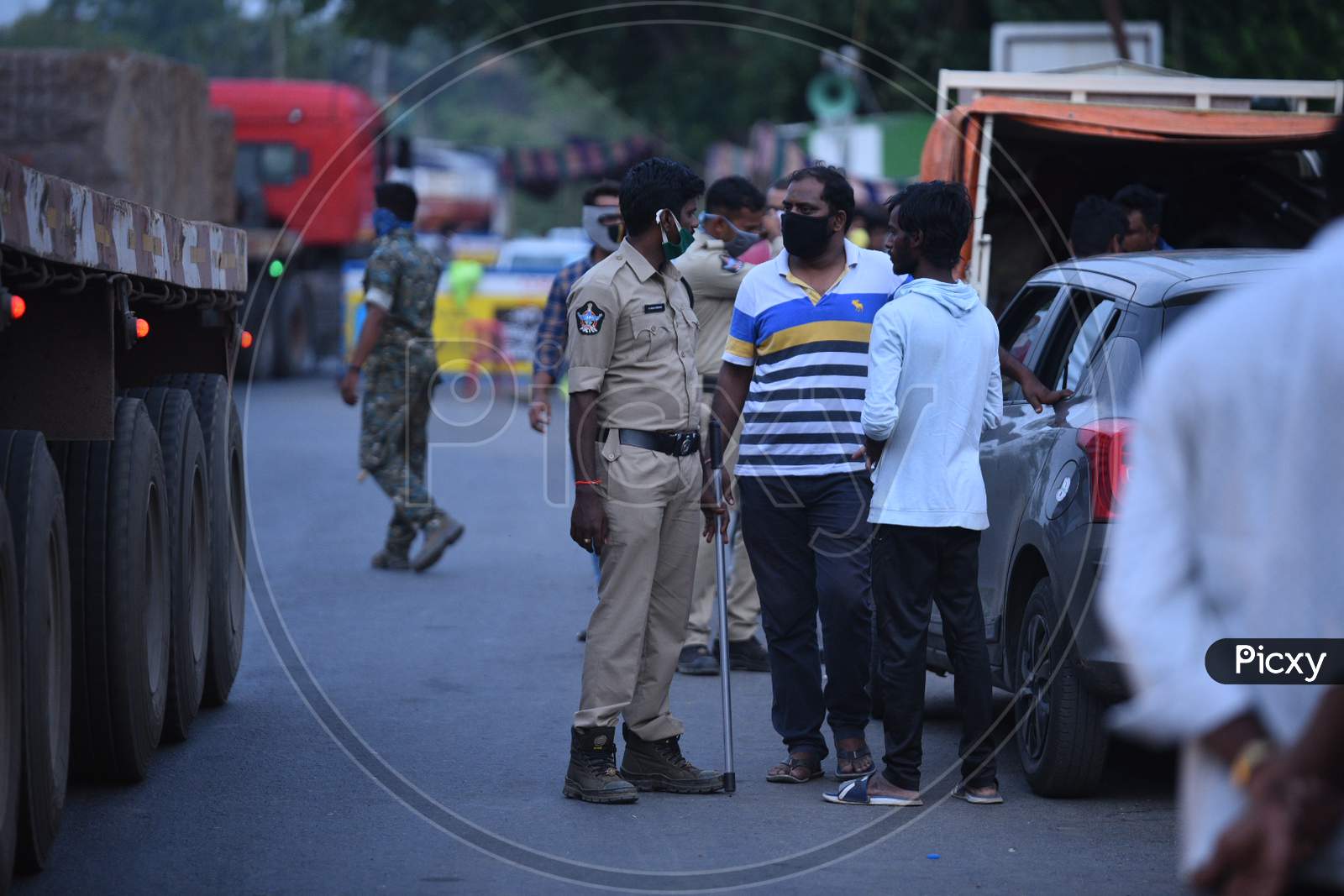 Telangana Police Checking The Vehicles At Andhra Pradesh-Telangana Border During Nationwide Lockdown Amidst Coronavirus Or COVID-19 Pandemic In Aswaraopeta, Telangana