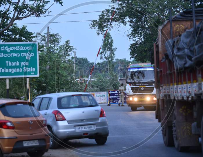 Telangana Police Checking Vehicles At Andhra Pradesh-Telangana Border During Nationwide Lockdown Amidst Coronavirus Or Covid-19 Pandemic In Aswaraopeta, Telangana