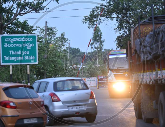 Telangana Police Checking The Vehicles At Andhra Pradesh-Telangana Border Checkpost As The Migrant Workers Crossing Borders During Nationwide Lockdown Amidst Coronavirus Or COVID-19 Pandemic In Aswaraopeta, Telangana