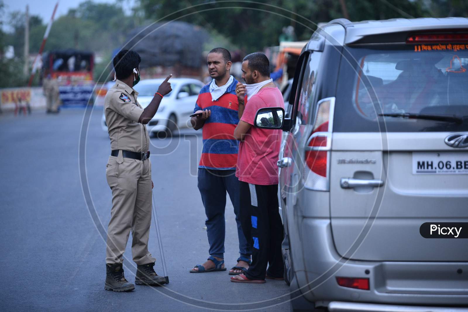 Telangana Police Checking Commuters At Andhra Pradesh-Telangana Border During Nationwide Lockdown Amidst Coronavirus Or Covid-19 Pandemic In Aswaraopeta, Telangana