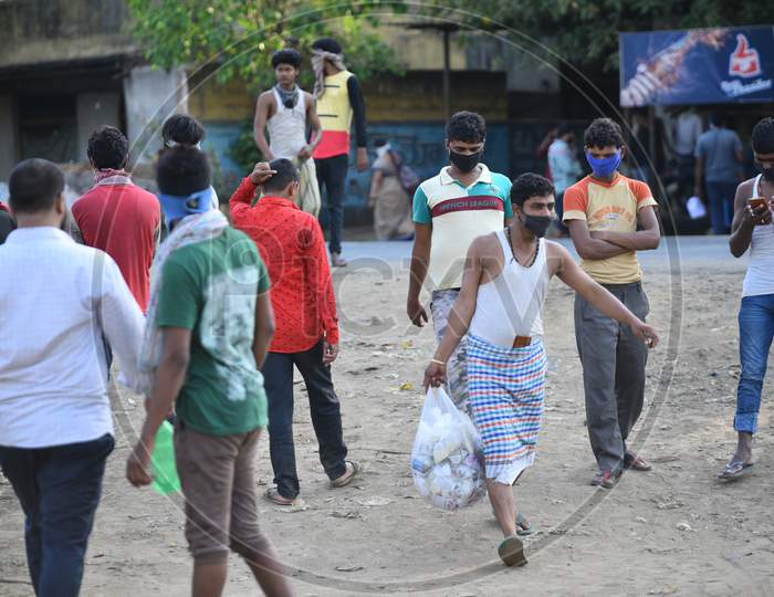 Migrant workers from Odisha, West Bengal and Bihar waits for clearance at Telangana-Andhra Pradesh Border to move to their hometowns , Aswaraopet, Telangana, May 16,2020